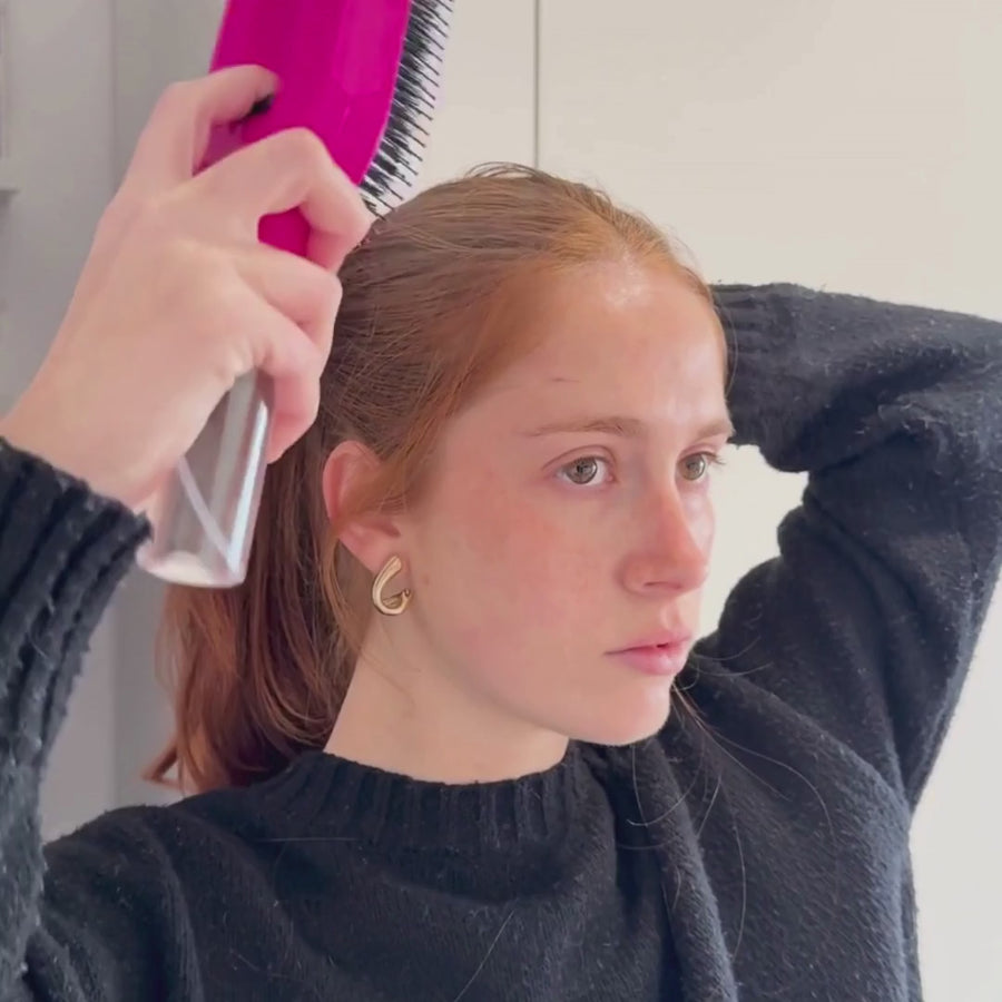 Vidéo Brosse démêlante 2 en 1 avec brumisateur intégré, utilisable sur cheveux secs et mouillés, pour cheveux bouclés, ondulés et lisses | Brosse anti-frisottis et anti-nœuds, avec réservoir d'eau