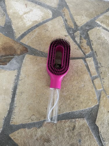 Brosse Styra Magic rose foncé reçue par Emily