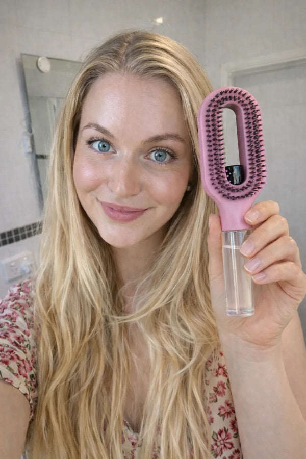Cliente StyraHair présentant la brosse Styra Magic rose clair