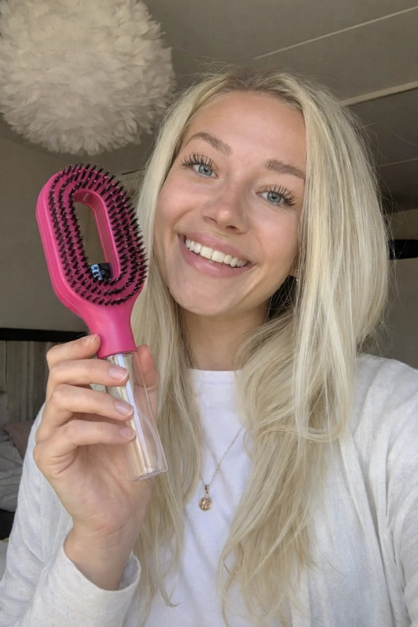 Cliente StyraHair avec la brosse Styra Magic rose foncé