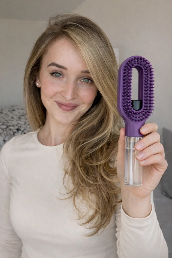 Cliente StyraHair tenant la brosse Styra Magic violette