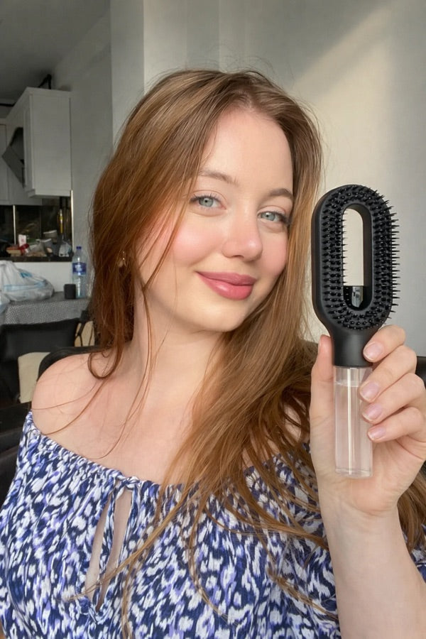 Cliente StyraHair avec la brosse Styra Magic noire